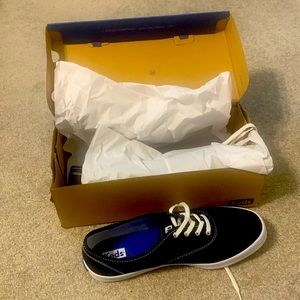 Brand New black keds